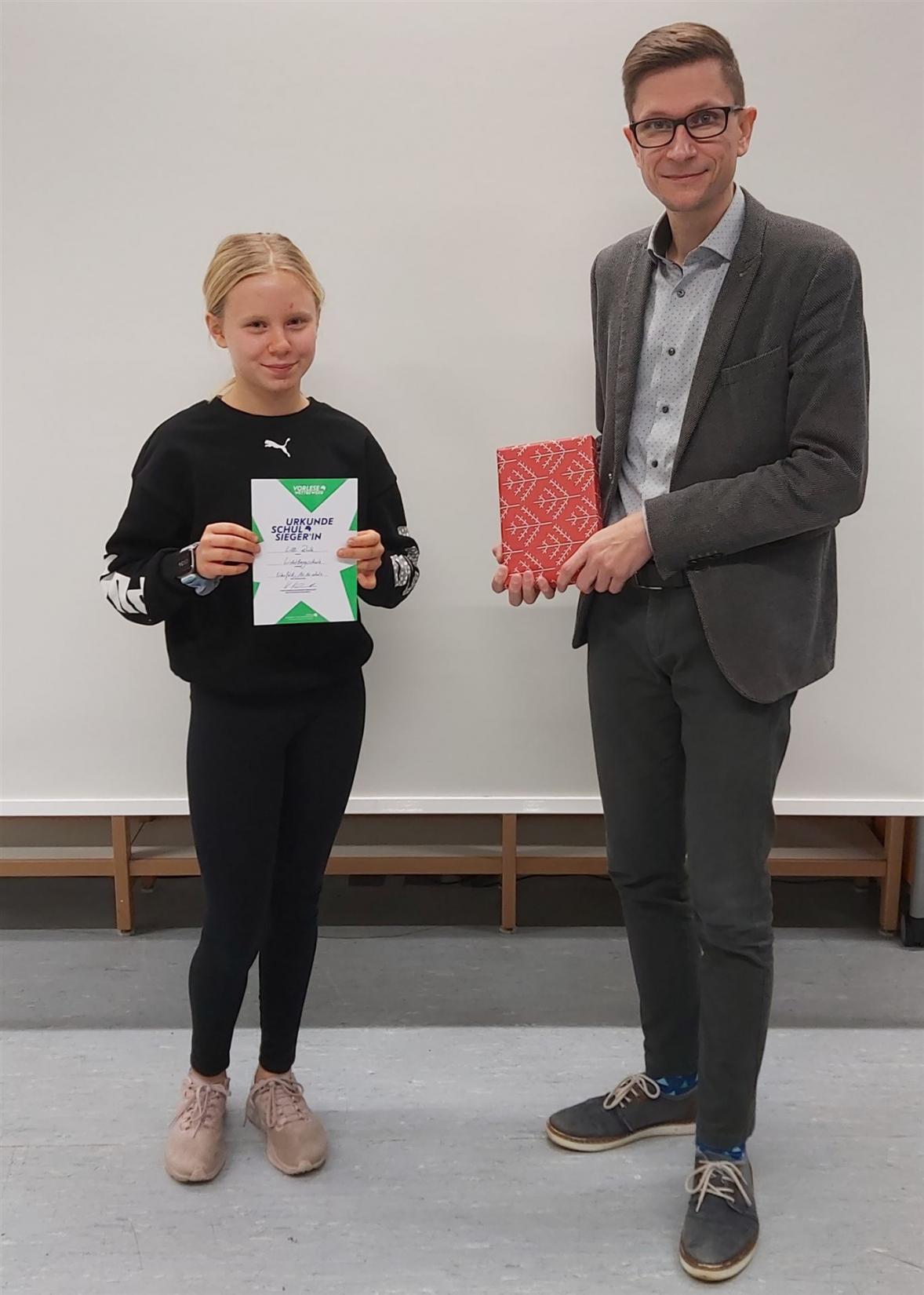 Schulsiegerin Lilli Roth und Schulleiter Christian Pießnack 