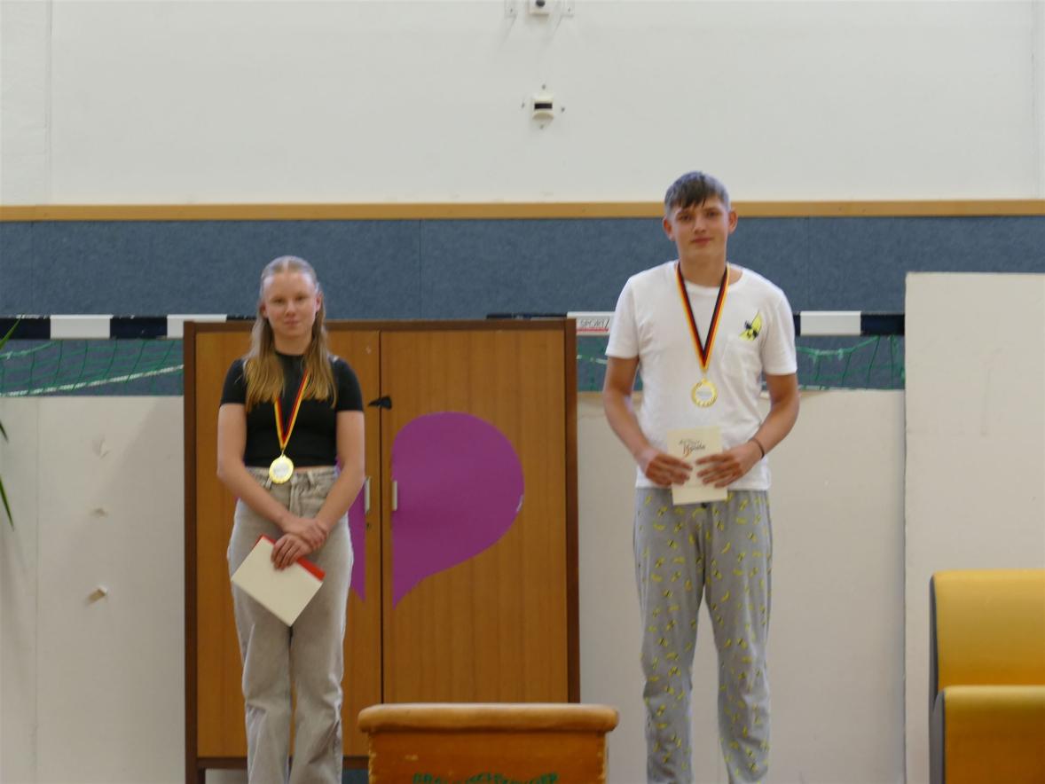 Die Schulsieger Lilli Roth (G 8) und Jan Pachowski (R 10b)