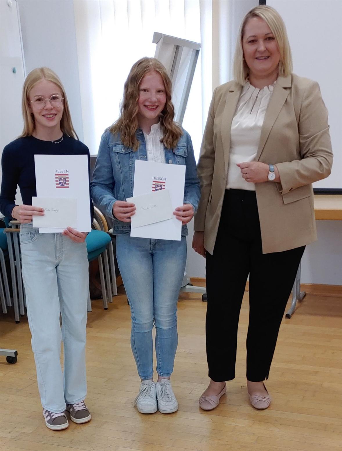 Frida Derigs und Paula Will mit Bürgermeisterin Dana Hauke