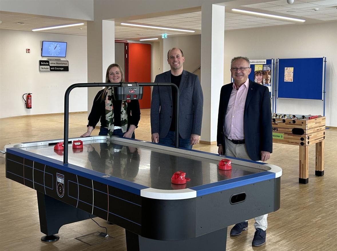 Valeria Höfer (1. Vorsitzende Förderverein), Stefan Hinz (Ganztagskoordinator), Frank Wrabletz (Schulleiter)
