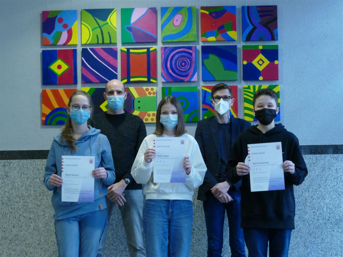 Marie Budenz (H8), Fachsprecher Maximilian Kaiser, Nele Jordan (G8), Schulleiter Christian Pießnack und Neal Scheuring (R8a) (v.l.n.r.)