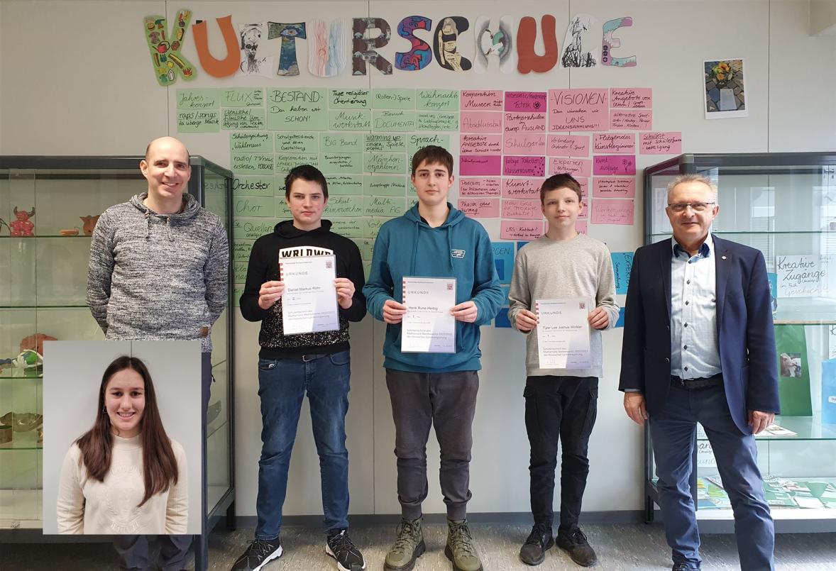 Leni Oswald (G8), Maximilian Kaiser (Fachsprecher Mathematik), Daniel Markus Röhr, Henk Rune Herbig (beide R8b), Tyler Lee Joshua Winkler (H8), Frank Wrbaletz (Stv. Schulleiter) [v.l.n.r.)